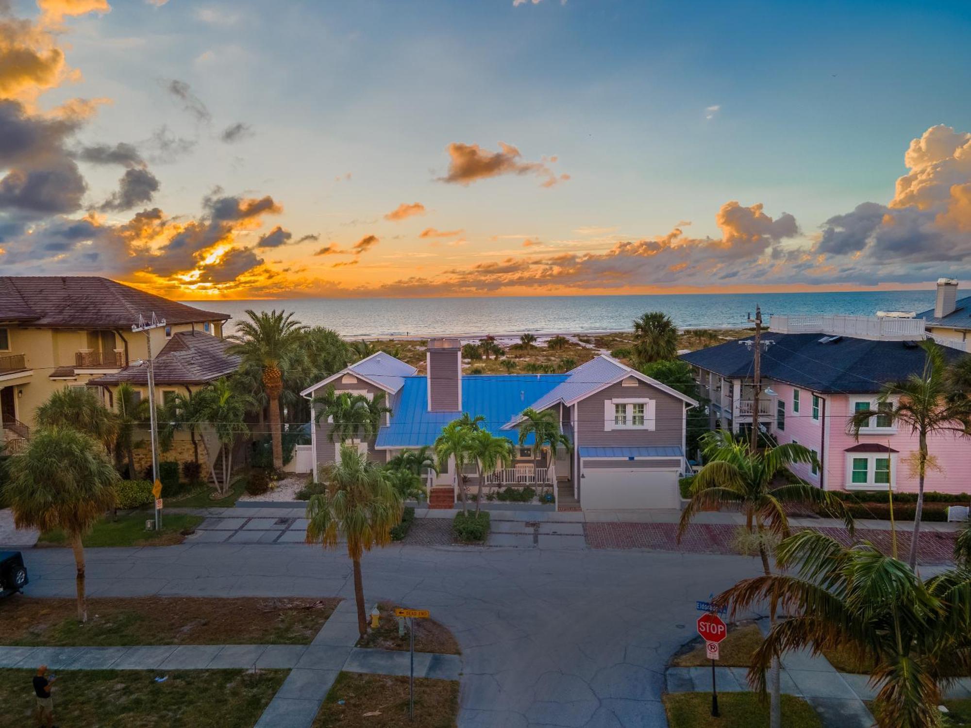 Sunset Breeze - Beachfront Pool Home - Monthly Rental 클리어워터 비치 외부 사진